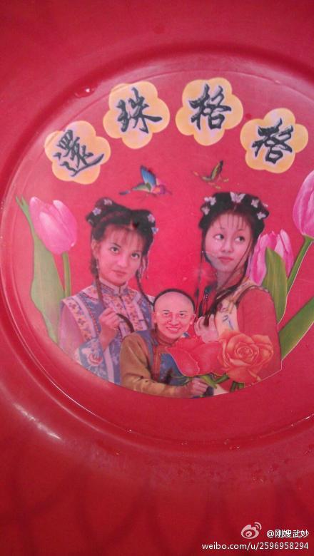 太奶奶说这套官窑是乾隆年间的老物件了。我早已司空见惯，就赐你们长长眼吧。 ...