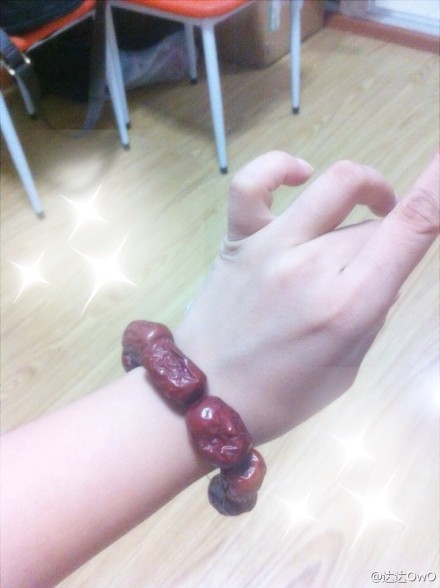 哎哟〜男朋友送的祖传红宝石手链〜这么大颗的宝石世界上没几个〜这么热的天带着也不知道会不会中暑〜 ...