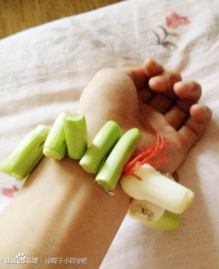 当看到你们毫无价值又没涵养。哥，深深的笑了。看见这青翠的色泽了没，不是上好的翡翠能有这品相？乳黄温淳 ...