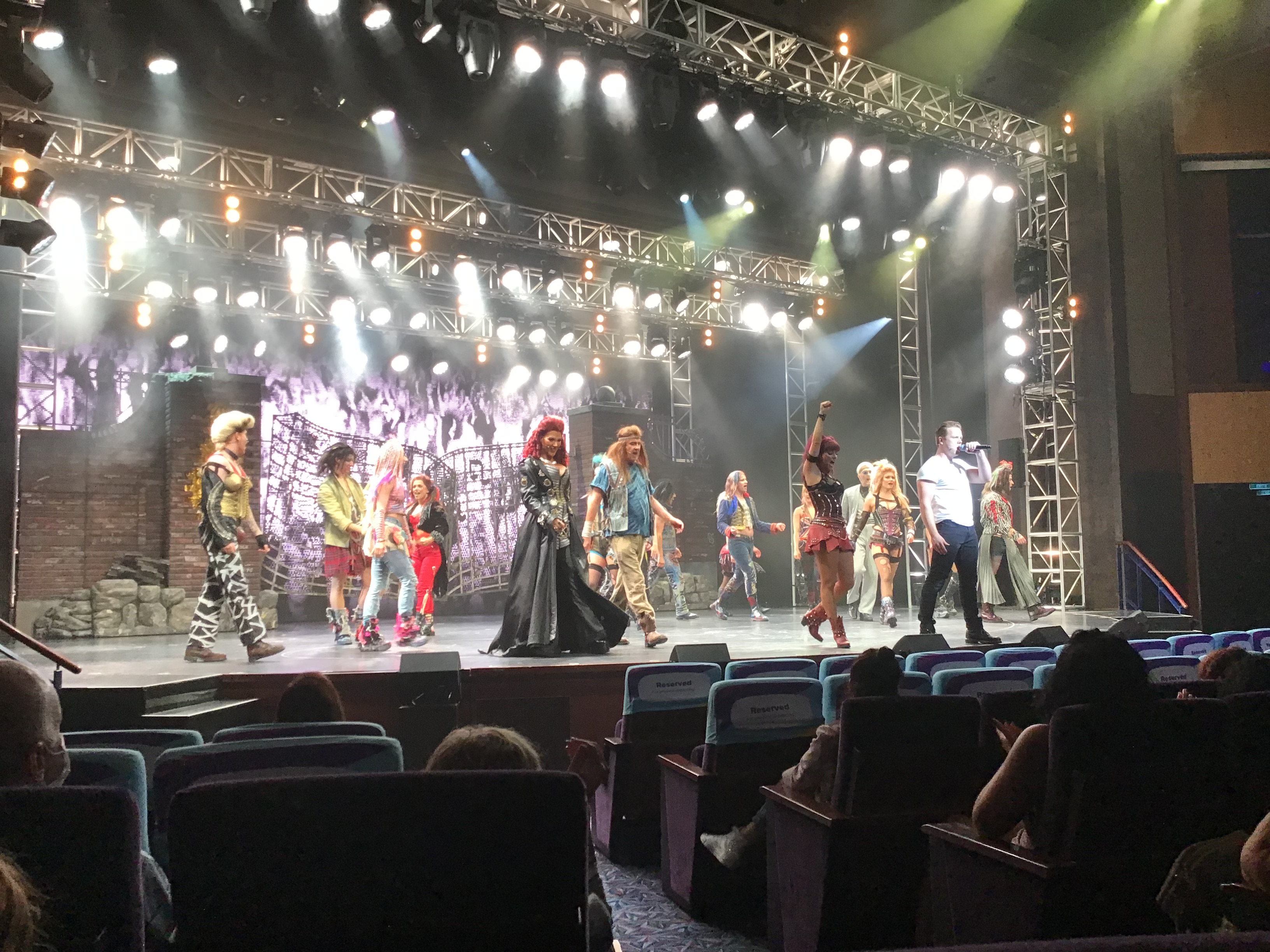 船上有非常好的表演