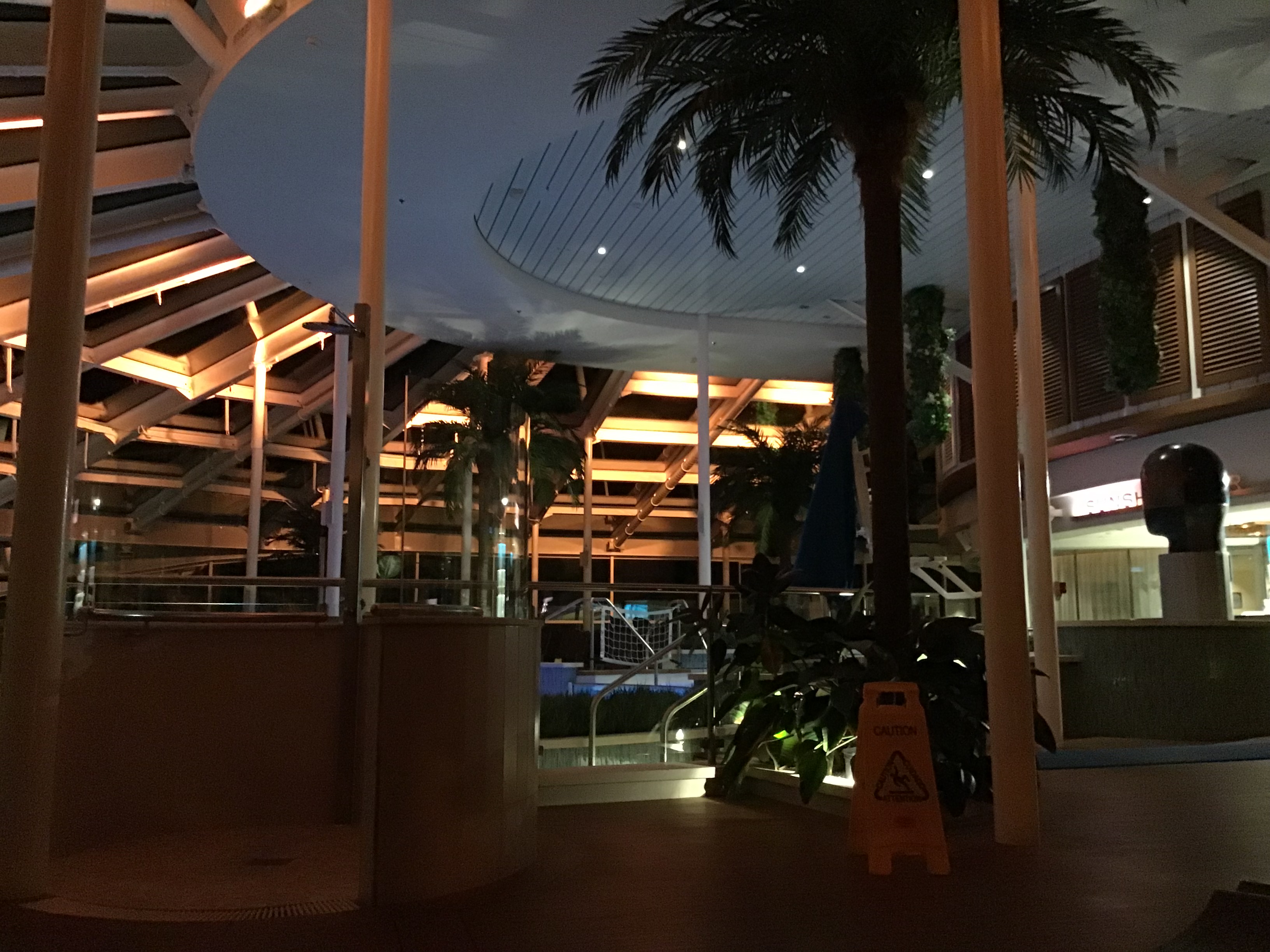 邮轮上的夜景
